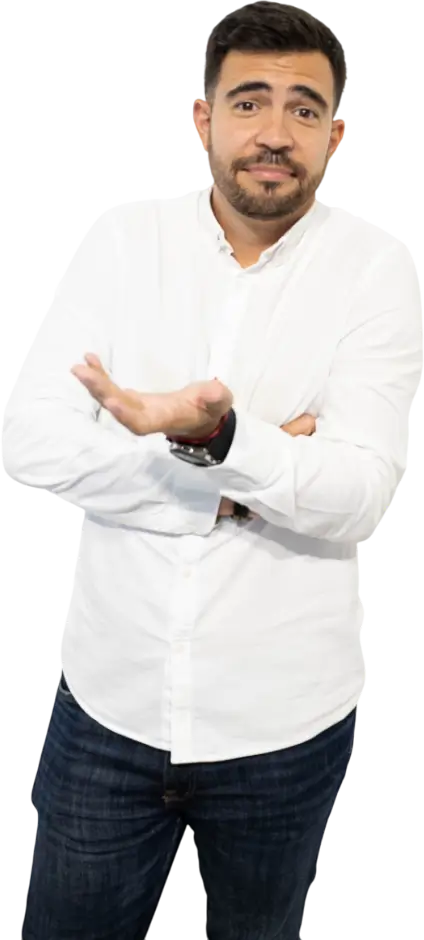 Hombre con camisa blanca y jeans oscuros, sonriente y con una expresión de confusión, gesticulando con una mano. Ideal para ilustrar contenido sobre comunicación o presentaciones.